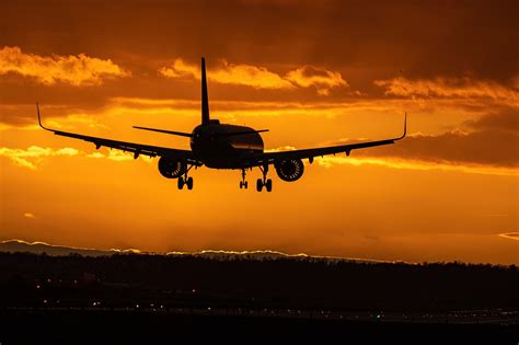 Plus de 70 000 images de Vue Hublot Avion et de Avion 